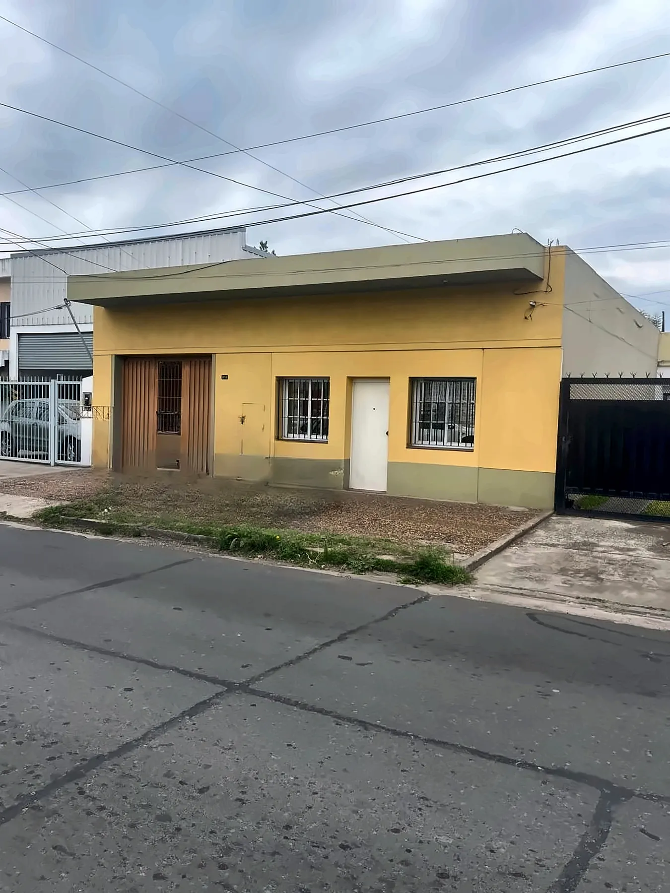 Frente de la casa en venta en Calle 24, Berazategui