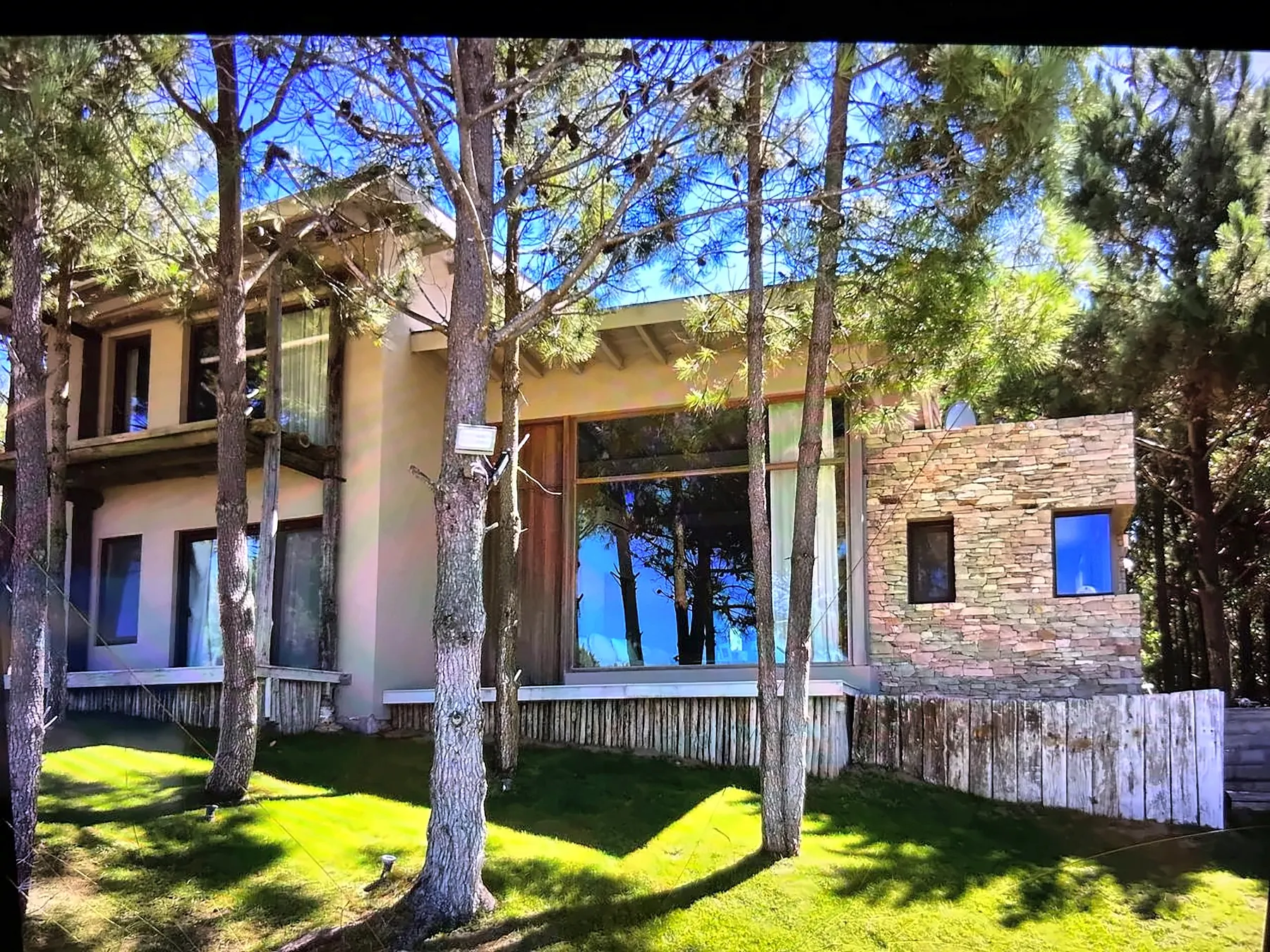Casa de diseño con pileta en Costa Esmeralda, lote al bosque