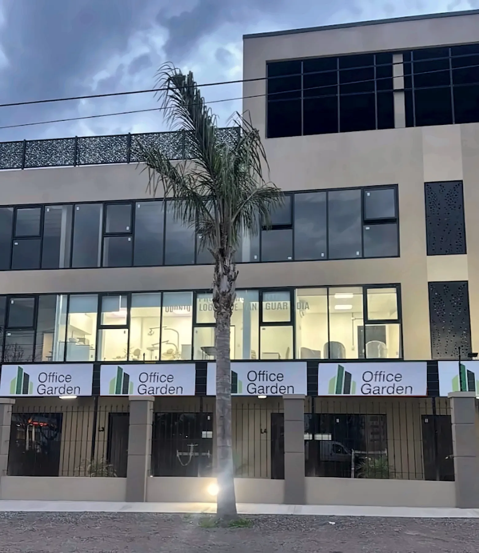 Frente del complejo Office Garden en Hudson, oficinas en venta